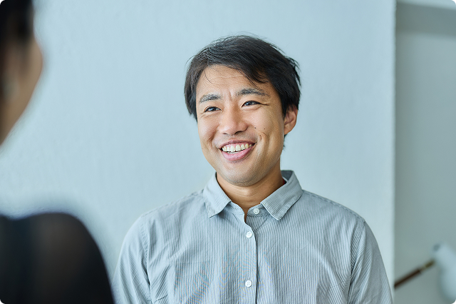 社員同士が会話している様子